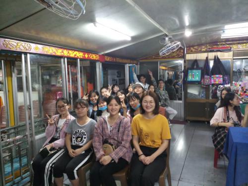 Sinh viên Trung Quốc nghe Ca Huế trên sông Hương