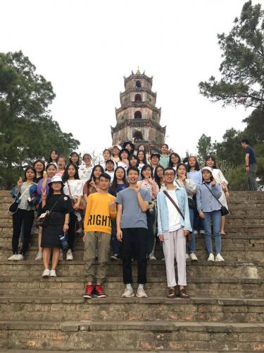 Sinh viên Trung Quốc tham quan Chùa Thiên Mụ